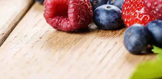 Brett mit Beeren
