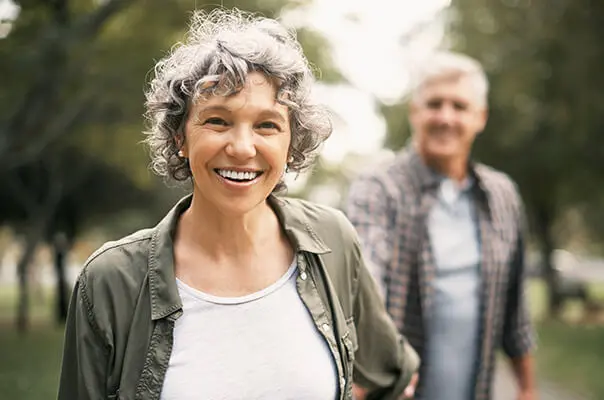 Ältere Frau hält Mann an der Hand