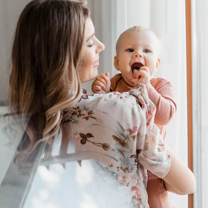 Mutter mit lachendem Baby