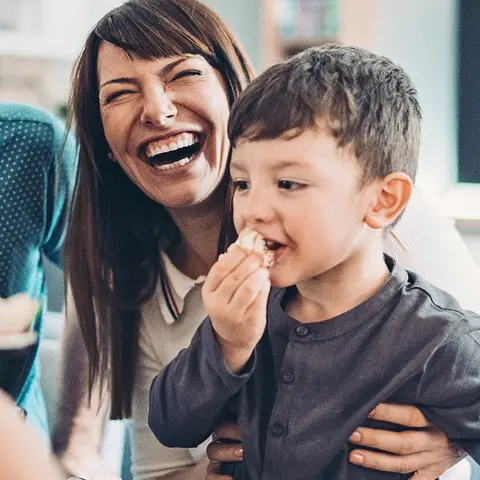 Familie lacht am Tisch