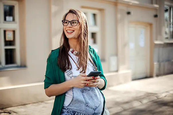 Schwangere Frau lacht