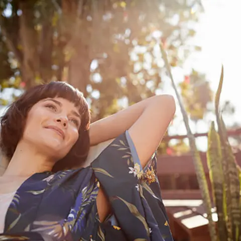 Frau liegt in der Sonne