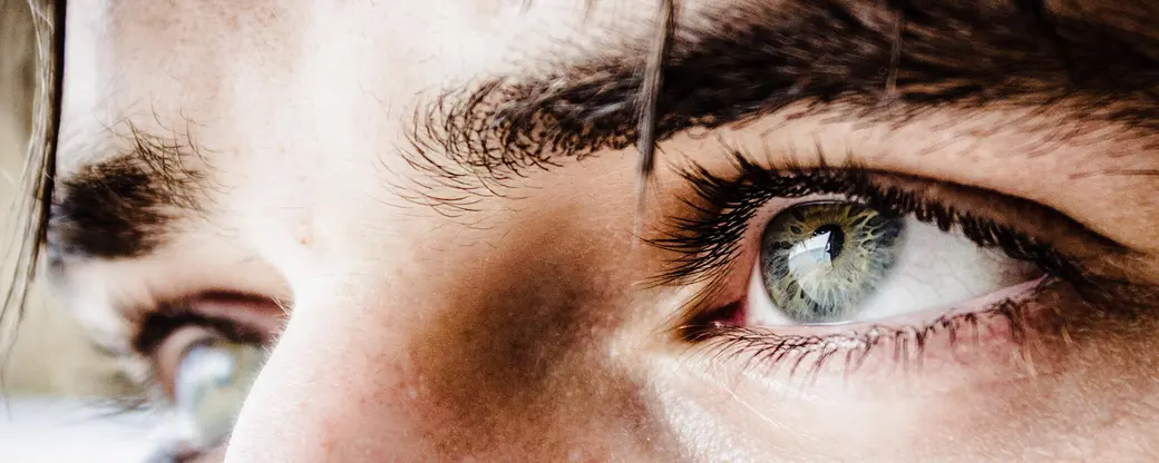 Auschnitt von blauen Augen, die in die Ferne schauen