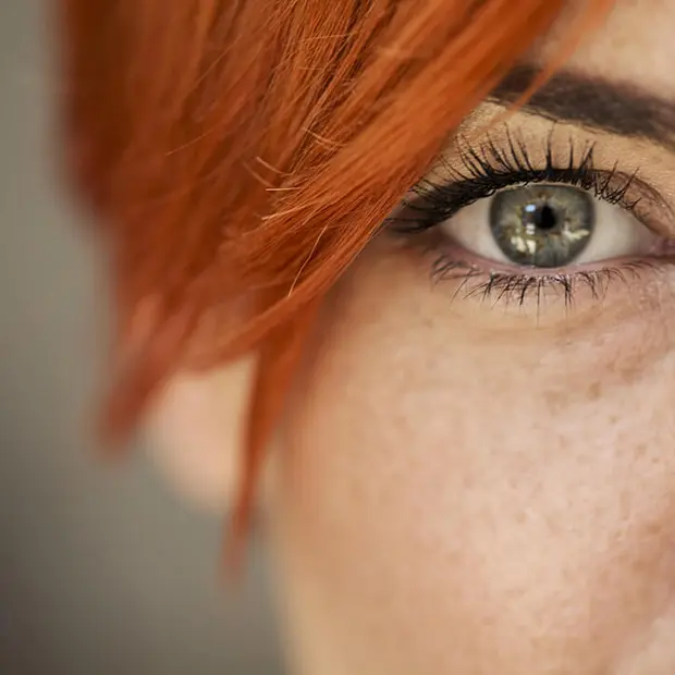Auge einer rothaarigen Frau