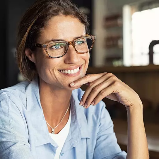 Frau mit Brille lächelt