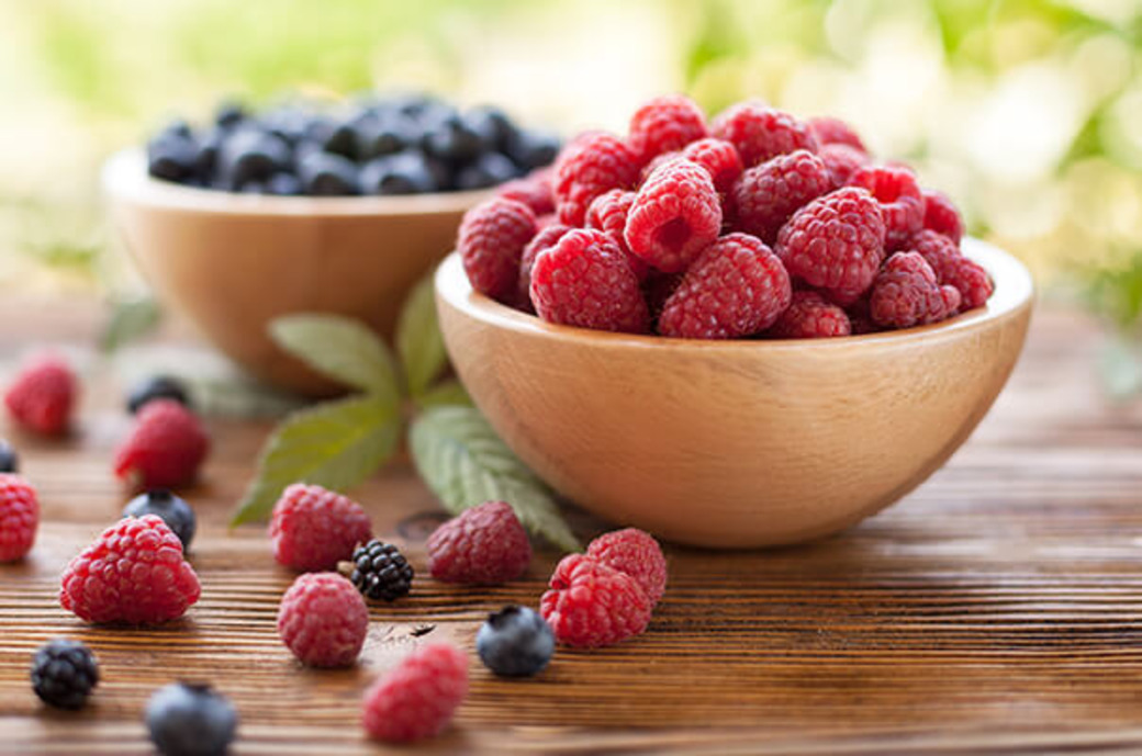 Beeren in Holzschalen