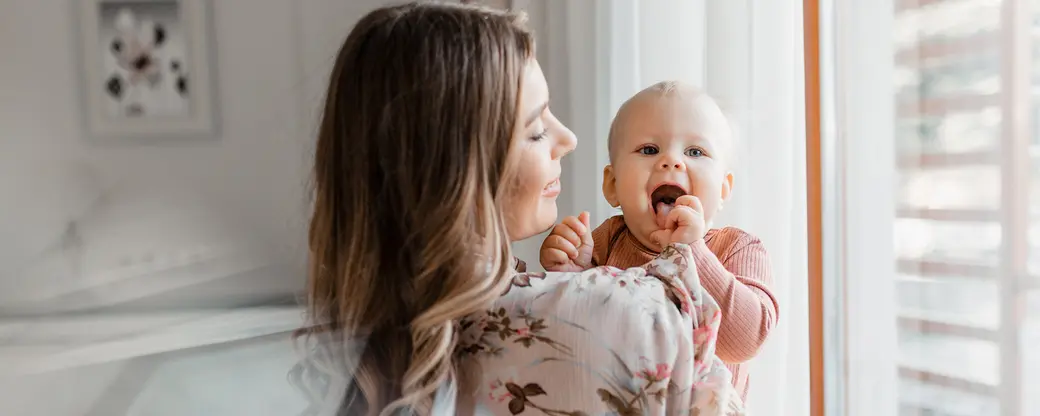 Mutter mit lachendem Baby