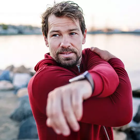 Jogger dehnt Schulter