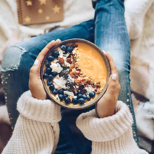 Hände halten Smoothie Bowl