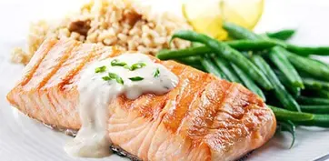 Lachsgericht mit grünem Spargel