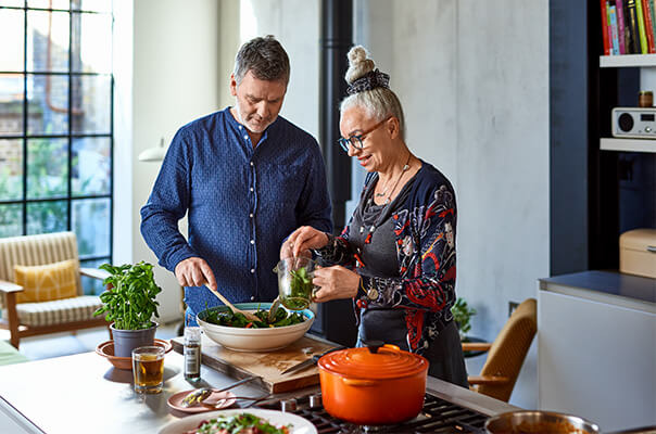 Älteres Paar kocht gesund