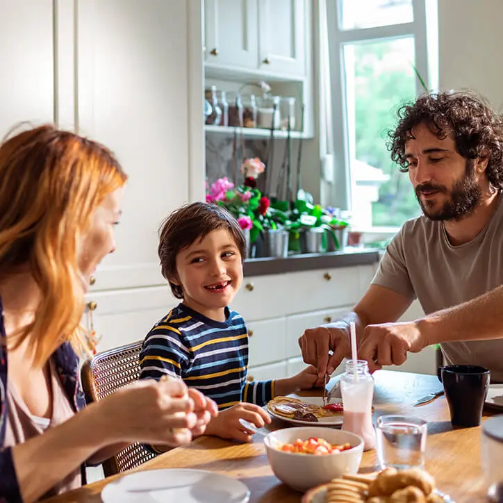 Familie am Esstisch
