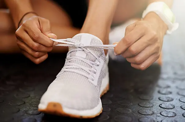 Sportschuh wird gebunden