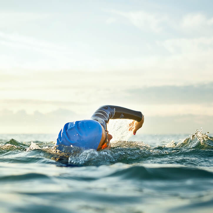 Frau schwimmt im Meer