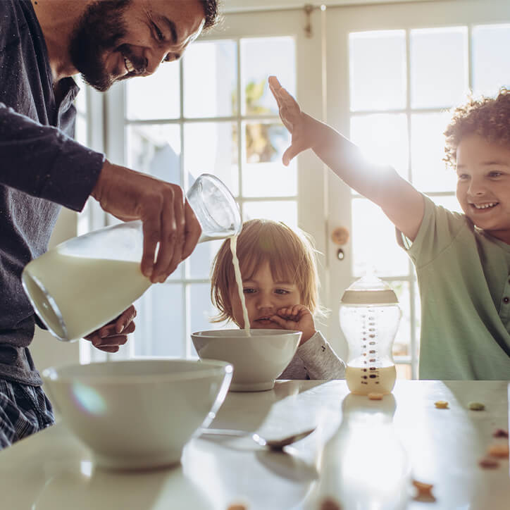 Vater bereitet Frühstück für Kinder vor