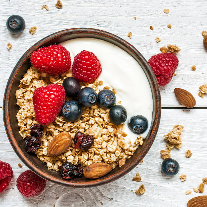 Müsli mit Obst und Joghurt