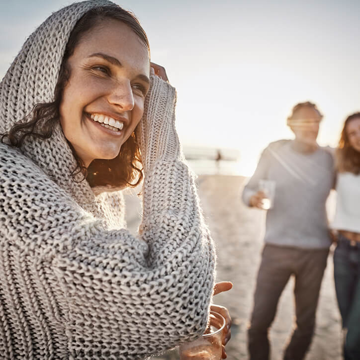 Freunde feiern am Strand