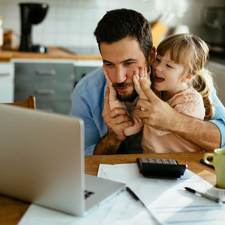 Vater mit Tochter vor Laptop