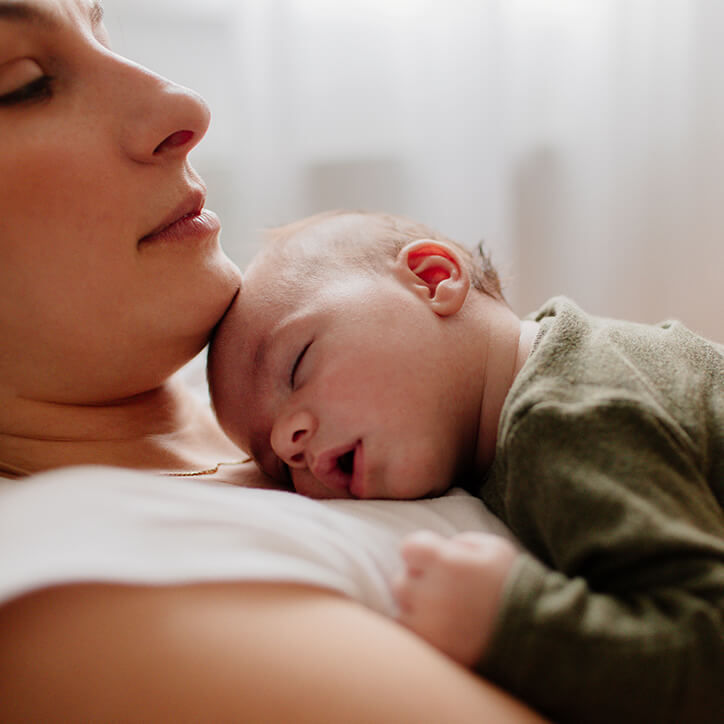 Baby schläft auf Mutter