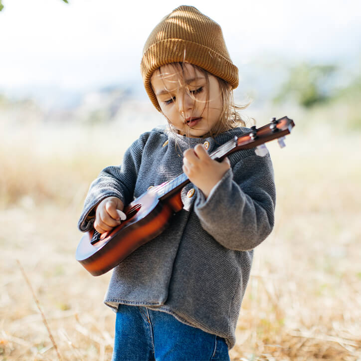Kleinkind mit Gitarre